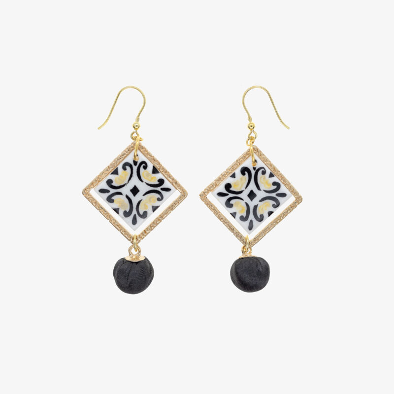 Black & golden rhombus majolica