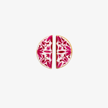 Stud earrings with fuchsia half-moon majolica